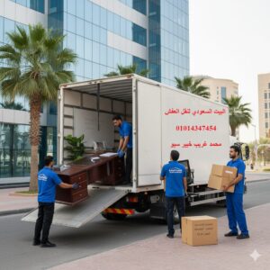 نقل أثاث مكاتب بجدة، عمال البيت السعودي لنقل العفش يحملون مكتباً علي سيارة نقل عفش نوعها دينا نقل أثاث بجدة