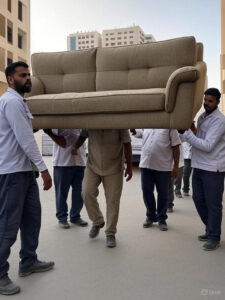 نقل عفش جدة رخيص، عمال يحملون كنبة بحرص واحترافية.